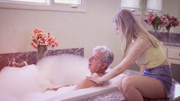 Chloe Temple's step-grandpa caught on camera watching her get down and dirty in the bathroom - sexu.com - Usa on nochargetube.com