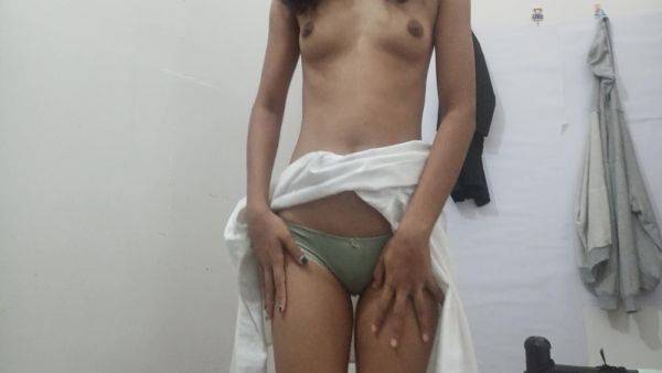 Sri Lankan Teen 18+ Sexy Pretty Girl Shows Her Tight Pussy Closeup & She Likes To Cum Inside Her Pussy - desi-porntube.com - India - Sri Lanka on nochargetube.com