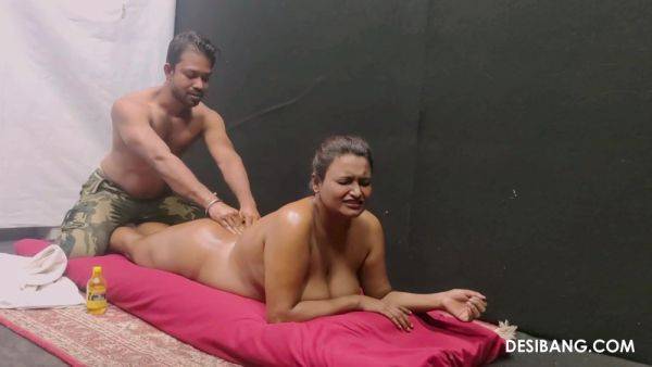 Chubby Desi wife cam fucked during erotic massage - xbabe.com - India on nochargetube.com