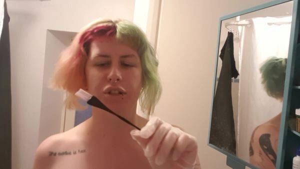 Alternative Girl Shaves Head - hclips.com on nochargetube.com