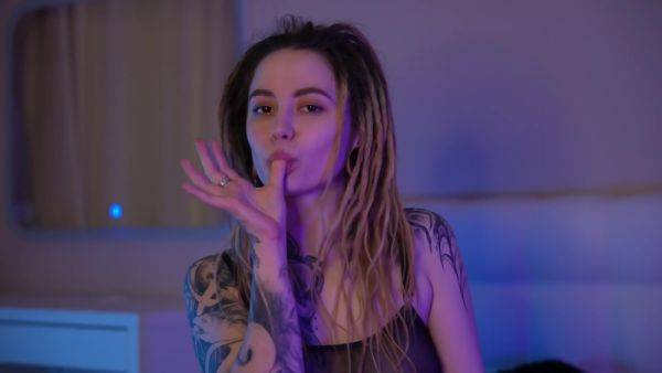 Babe With Dreadlocks And Tattoos Plays With Pussy While Is Home - upornia.com on nochargetube.com