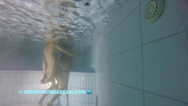 They Have Sex Underwater While Other People Watch - hclips.com on nochargetube.com