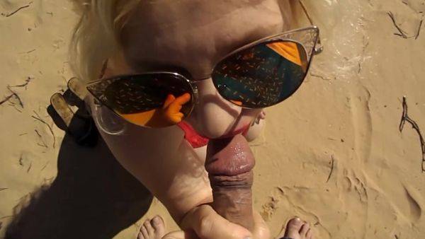 Blowjob On Beach - upornia.com on nochargetube.com