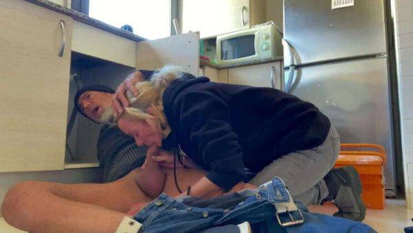 Passionate Blonde Wife Gives X-Rated Blowjob to Plumber, Cum Shot Included - veryfreeporn.com on nochargetube.com