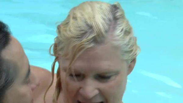 Fuck with Busty Hot Woman in Swimming Pool - hotmovs.com on nochargetube.com