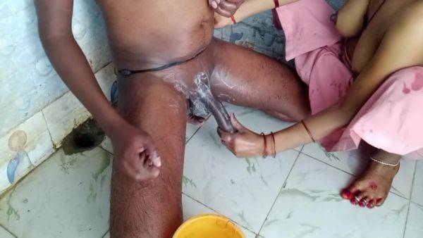 Today We Took Out The Pubic Hair And Stepsister-in-law Shook My Penis And Spilled The Water - desi-porntube.com - India on nochargetube.com