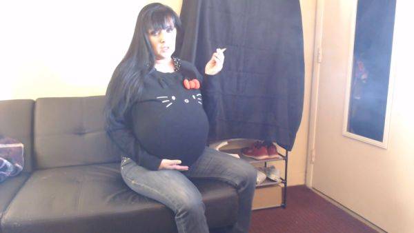 Sneaky Pregnant Smoker - hclips.com on nochargetube.com