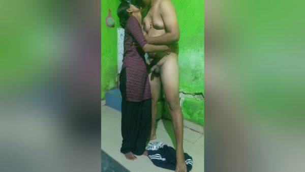 Sex With House Owner Wife - desi-porntube.com - India on nochargetube.com