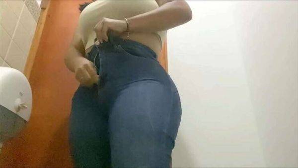 Latina Kamuristar with Curvy Booty in Shopping Center Bathroom - veryfreeporn.com on nochargetube.com