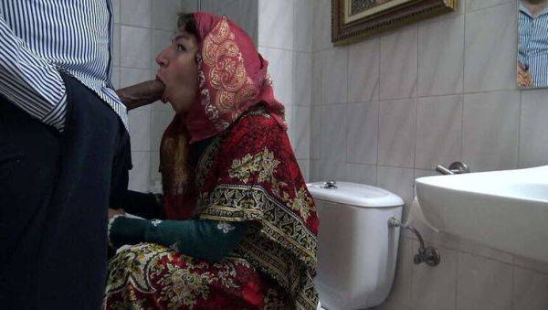 A Raunchy Turkish Muslim Spouse's Encounter with a Black Immigrant in a Public Restroom - veryfreeporn.com - Britain - Turkey on nochargetube.com