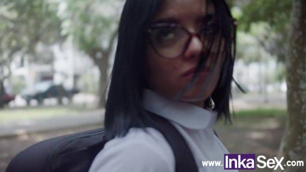 Big ass 18 year old schoolgirl gets caught by stranger - hotmovs.com - Peru - Colombia on nochargetube.com