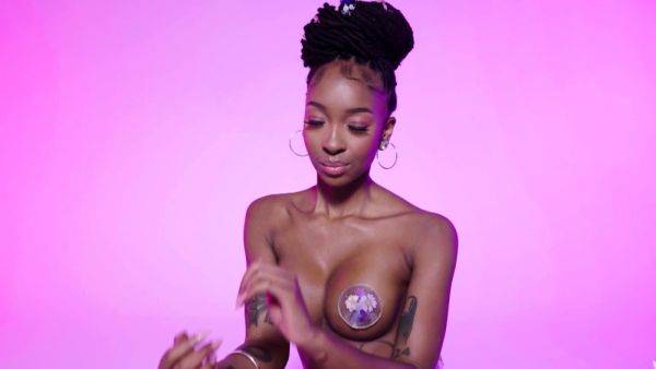 Petite big tits black teen hot posing - drtuber.com on nochargetube.com