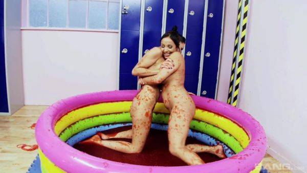 See Tammie Lee And Romana Ryder Wrestle In A Pool Of Jelly - BANG! - hotmovs.com on nochargetube.com