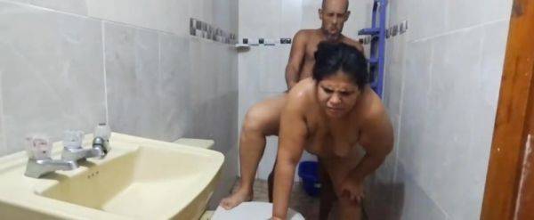 I Seduce My Disgusting Stepfather To Give Us A Nice Bath And We End Up Fucking Deliciously With His Cock In My Tight Pussy - desi-porntube.com - India on nochargetube.com