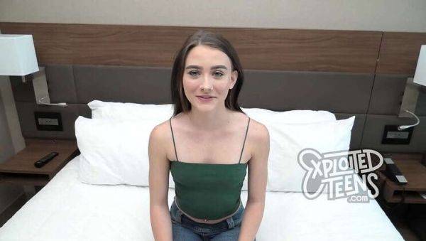 Stunning 19-year-old with emerald eyes stars in her first porn scene - veryfreeporn.com on nochargetube.com