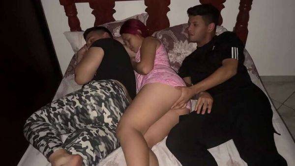 I don't enjoy sharing a bed with my girlfriend's best friend, as I suspect he's banging her next to me (Cuckold Style) - veryfreeporn.com on nochargetube.com