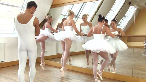 Russian ballerinas share cock on the dance floor - xbabe.com - Russia on nochargetube.com