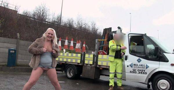 British amateur slut pees on the street and doesn't care - alphaporno.com - Britain on nochargetube.com